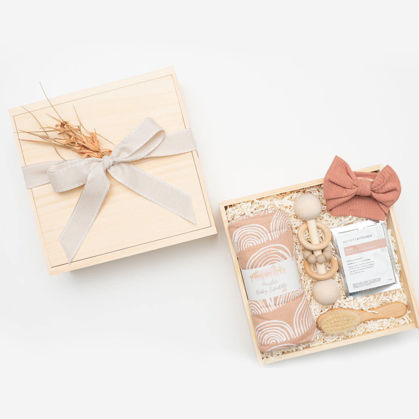 Celebrate the arrival of a new baby with this modern, elegant and practical gift box. 