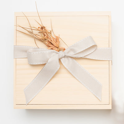 Celebrate the arrival of a new baby with this modern, elegant and practical gift box. This is how the top of the gitf box looks when closed.