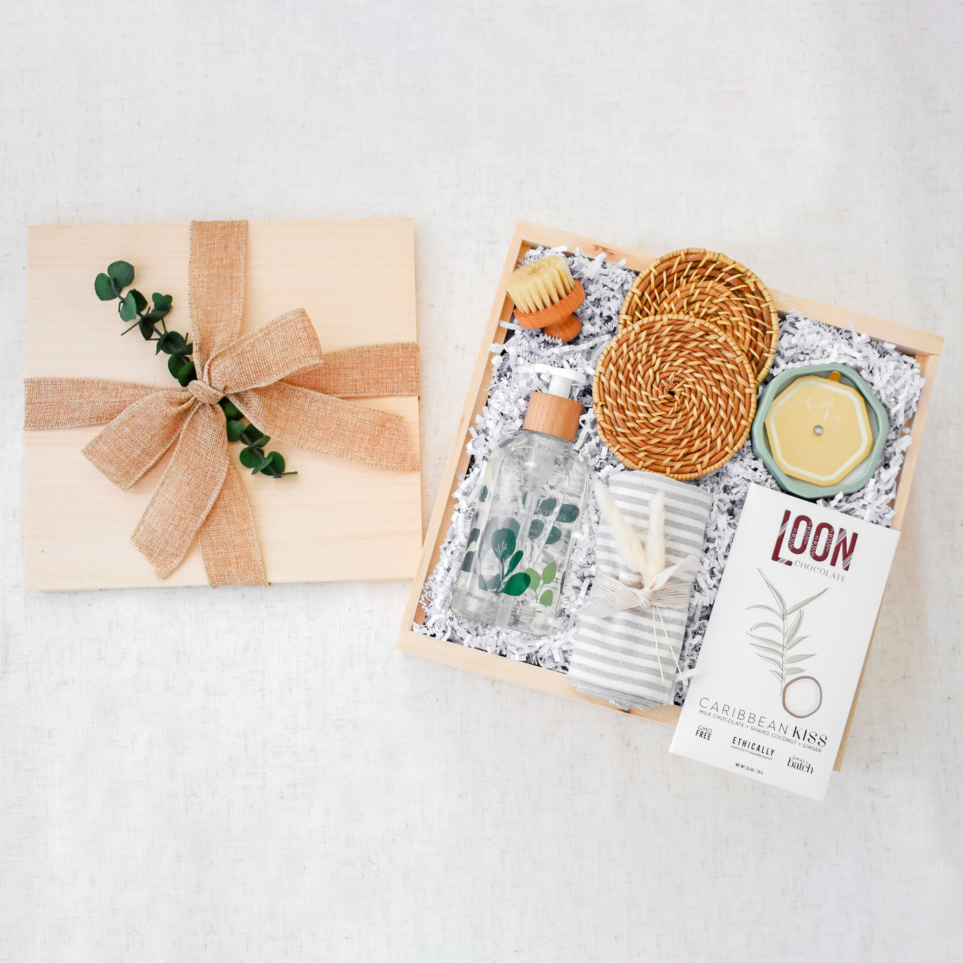 Help new home dwellers settle in with this beautifully refreshing gift box. Includes: Santal Fig Candle, Eucalyptus White Tea Hand Wash, Striped Linen Tea Towel, Caribbean Kiss Chocolate Bar, Rattan Coasters, Mini Scrub Brush 